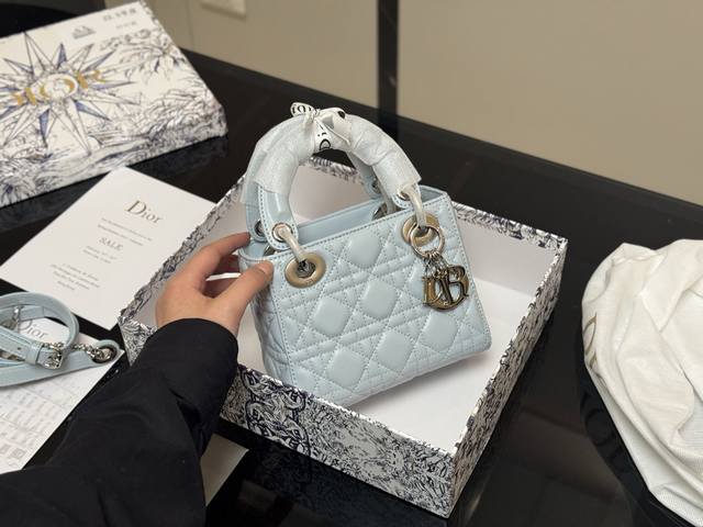 配盒 尺寸:17Cm 高品版.升级顶级原单出货 迪奥 戴妃羊皮款 搭配最新的肩带 更加加分！！ 小牛皮材质！