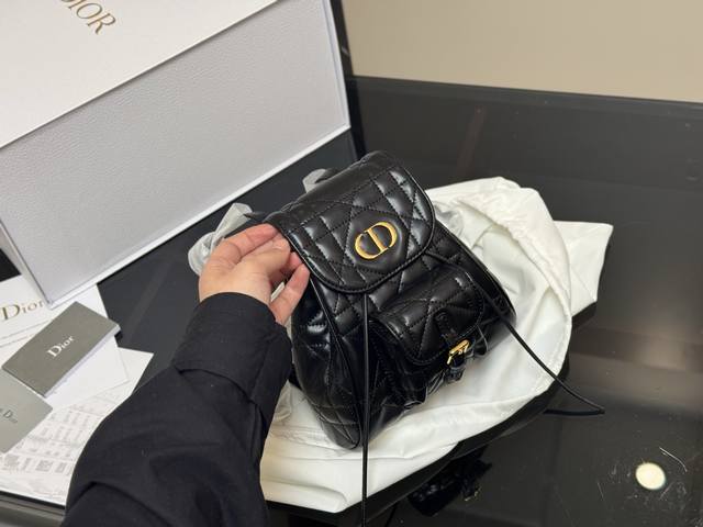 配折叠盒 原版来啦 迪奥 迷你双肩包 轻盈小巧 Size:17.20Cm 配折叠盒 原版来啦 迪奥 迷你双肩包 轻盈小巧 Size:17.20Cm