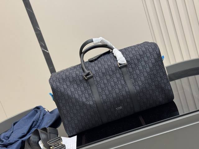 dior旅行包 旅行包除了Lv的Keepall这个更可以入迪奥这款旅行袋在Lv的基础.上做的更好。 其一就是包体是正方形，放的更多。第二就是有一个小侧袋所以在单