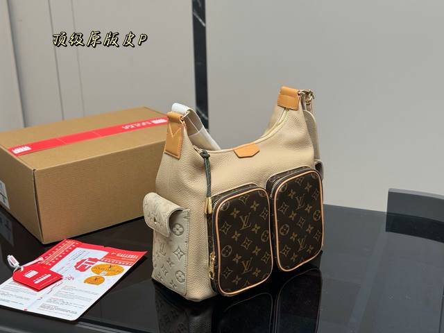 头层牛皮 全套包装 Lv Ss25 Hobo 容量很大，高颜值，日常出行搭配绝绝子 很多人都叫狗狗包，可以放下小狗狗 男生女生都可以背，肩带可以调节 尺寸:31