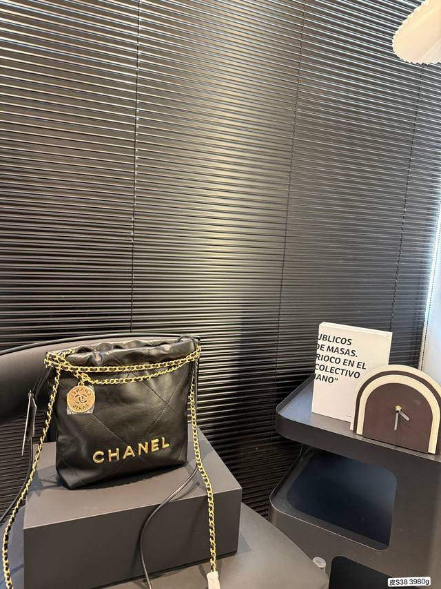 配折叠盒子 纯皮香奈儿垃圾袋 众星宠儿Chanel 22Bag这颜值太能打了能装又好看，随性软塌塌的质感背起来超有范儿！尺寸：18 20 货号3980