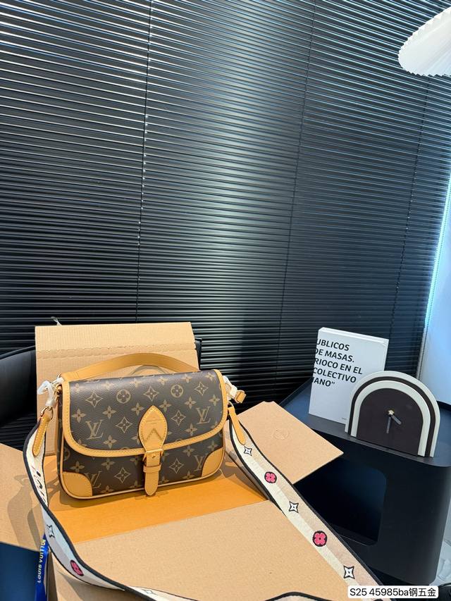 配飞机盒折叠盒子 钢五金 Lv爆款王者法棍包-Lv Diane Ivdiane 又名法棍包，老花Monogram和皮拼焦糖色信封一样的包型 近，复古简约， 特别