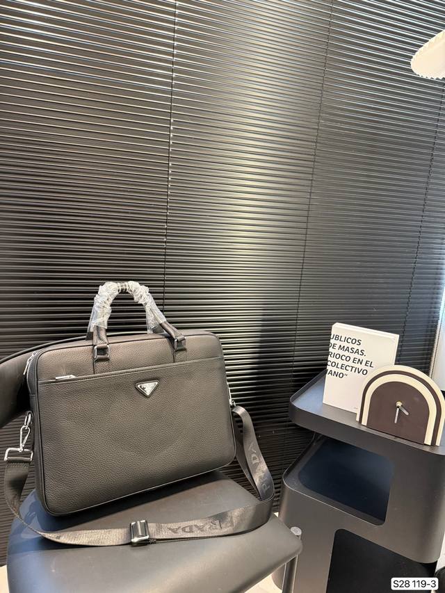普拉达最新款男士公文包 实用性强 细节做工精致 高端大气上档次 休闲大方 尺寸：39 29货号119-3