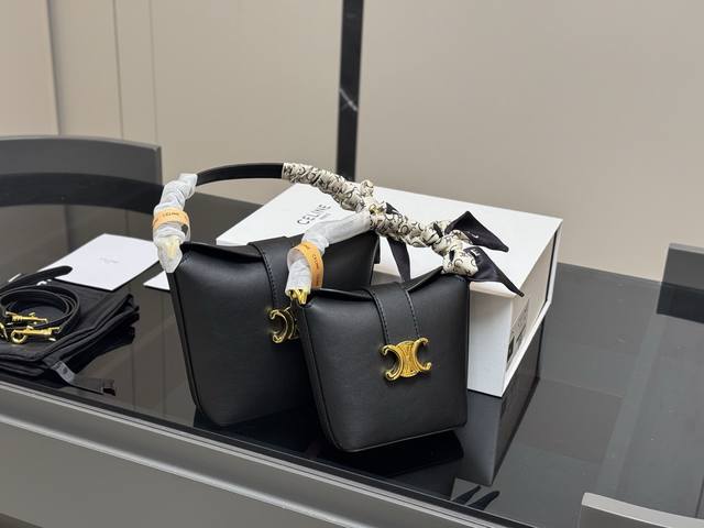 配折叠盒盒 Size：13.14Cm 16.17Cm 赛琳新款的薯条 加入开口设计~ 今年的大包都很 喜欢~ ~凹造型好物+街拍时尚单品 容量可满足短途旅行需求