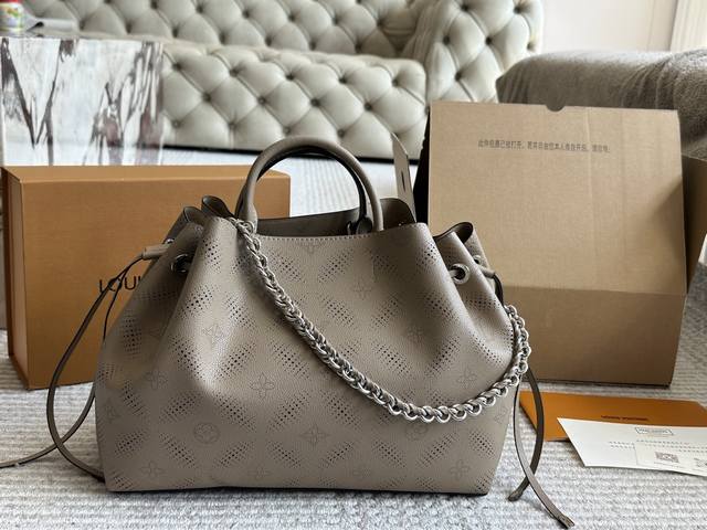 Lv必买包款 美到令 人窒息的月光女神 Lv为数不多越看越耐看的包包 水桶包 镂空抽绳水桶包 #Lv Hina 纯牛皮Mahina D拥有超精细打孔的镂空感 喜