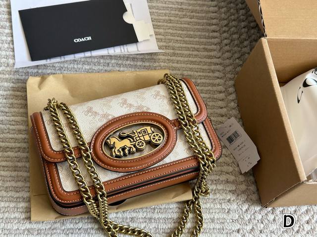 配盒 Size：22 13Cm Coach 新品开挂了， 哪里来的小可爱 新品又美出新高度了， 这个小可爱， 简直不要太可爱了， 很适合春天配小裙子穿的包包！