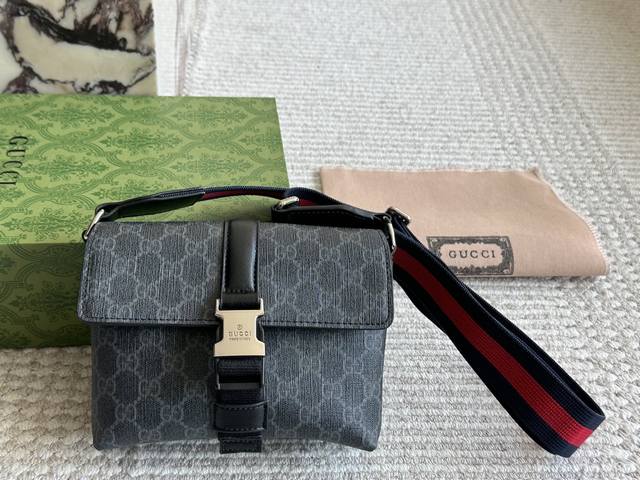 配盒 Size:20 15Cm Gucci 男包斜挎包 单肩斜跨男包, 耐磨耐用 实用又百搭! 配盒 Size:20 15Cm Gucci 男包斜挎包 单肩斜跨男包, 耐磨耐用 实用又百搭!