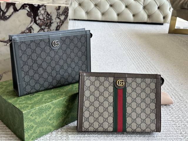 gucci 男士经典手包 细节实拍这个应该是古驰男士手拿包里面卖的最好的产品之一了第一是因为外表颜值~整体老花加上经典的红蓝配色第二是因为大小宽度，非常能装东西
