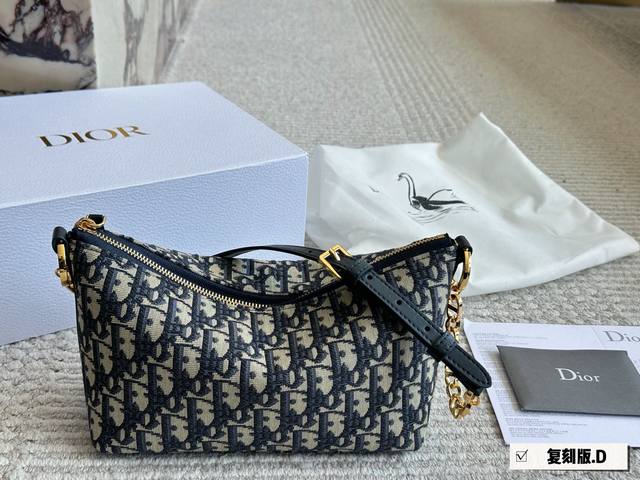 配盒 Size：22底宽*15Cm D家 Nomad新品饭盒包 背出去被夸爆的Hobo饭盒包 可以实现一包多用啦 赠送加长肩带！ 腋下斜挎