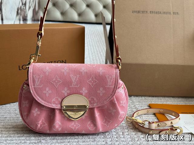 新款 配盒 复古单宁包Yyds随性又时髦 时髦的复古牛仔面料也太好看了吧收到迫不及待背出去看展拍美照 柔软轻便的牛仔面料随性时髦又街头特意选了经典的 元宝手袋 新款 配盒 复古单宁包Yyds随性又时髦 时髦的复古牛仔面料也太好看了吧收到迫不及待背出去看展拍美照 柔软轻便的牛仔面料随性时髦又街头特意选了经典的 元宝手袋