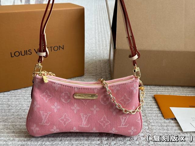 lv新款丹宁牛仔 夏天必备单品 双拉链麻将包 具有复古的外观和夏季的感觉 包包质感五金超好 两条肩带 可腋下可斜挎 通勤日常皆可的百搭神器#丹宁#全套包装 25