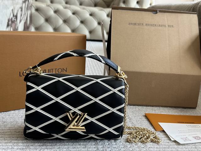 牛皮 配盒 Size：23*14Cm L家 牛皮！ 扭锁在 L 与 V 字合二为一 妙趣中释放野性意味 牛皮的质感 高级又大气