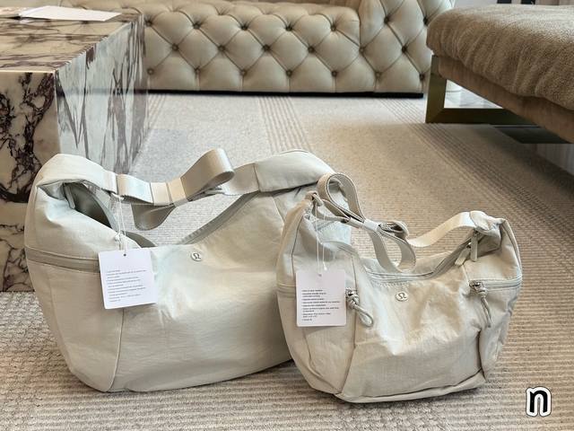 Lulu0新款Slouchy牛角包 背在身_上更好看 如果说有些包背在身上比挂在架子上好看，那么新出的这款牛角包必然有一席之位。容量很大，左右拉链设计。分区合理