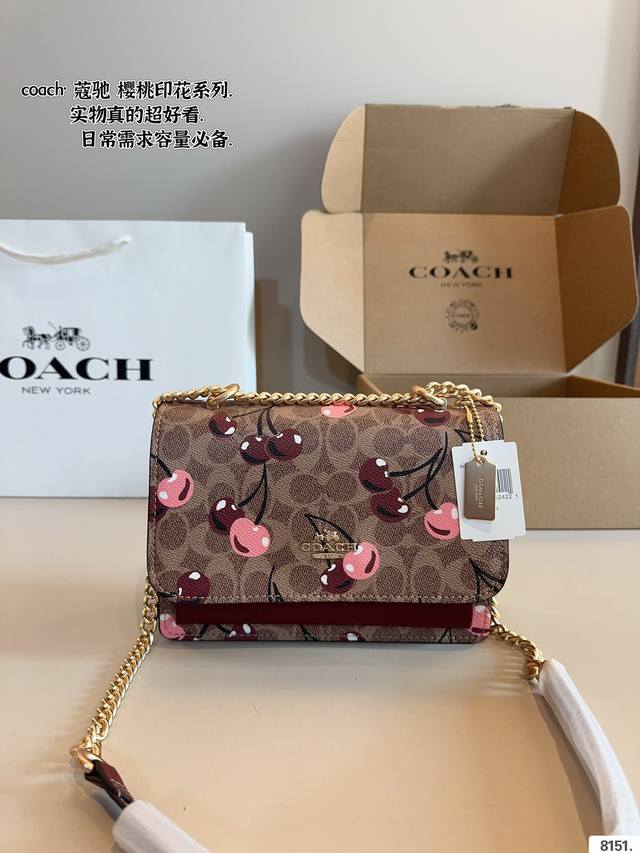 配礼盒 Coach 蔻驰 樱桃风琴 单肩斜挎包 百搭 各种风格都能搭配得上 质量一直很能打，五金和皮质都很好，这个包形应该算化妆包 超级能装 尺寸：22*7*1