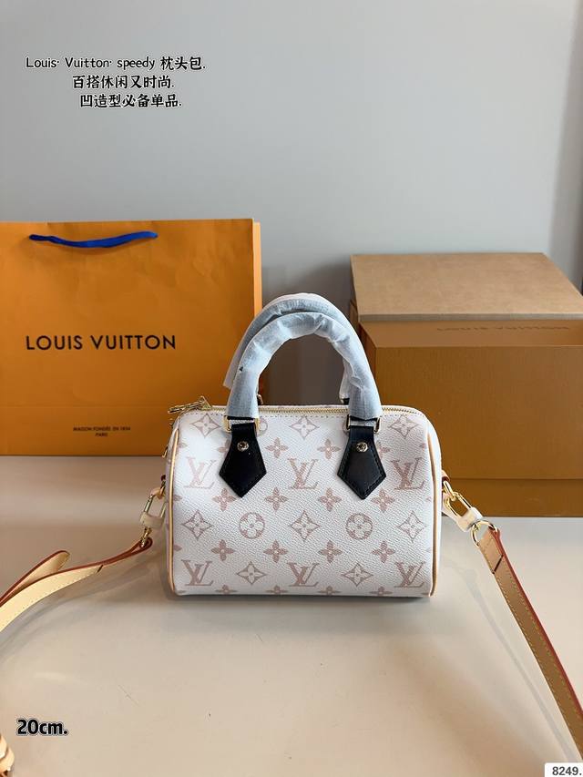 配礼盒. Lv Speedy 枕头包 Logo超级耐看 质感气质拉满 大气，休闲百搭，也是我入手主要原因，搭配小羊皮软嫩软嫩的材质，总之是可以驾驭通勤、休闲各种