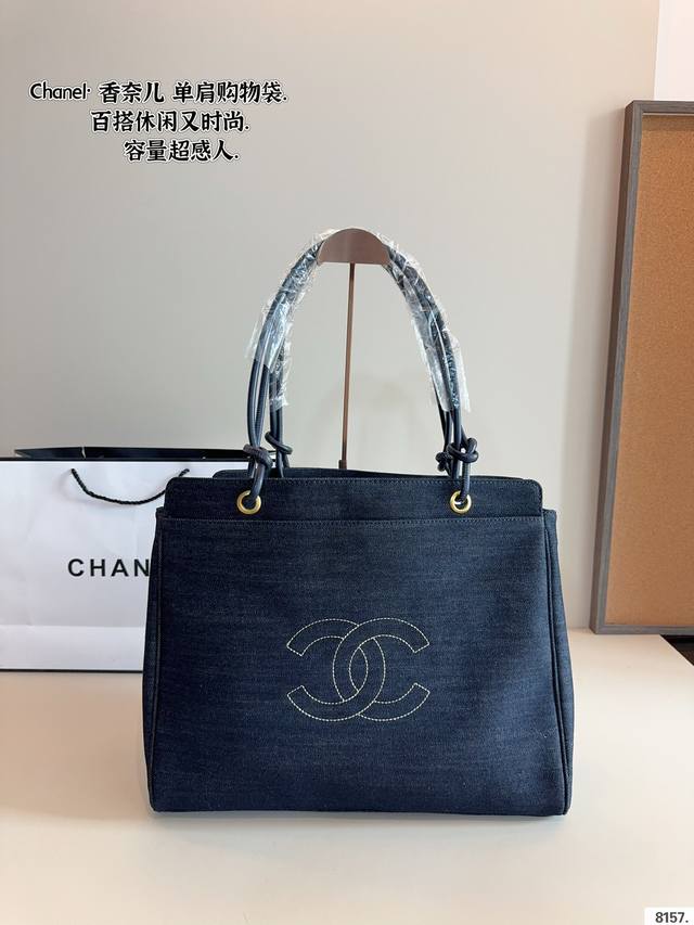 Chanel牛仔宝宝真的很香 在Chanel其他个别系列价格P趋于平稳后。牛仔依然坚挺甚至还有继续向上的大好势头 这只牛仔包包虽然很极品但是却很好搭。不会很扎眼