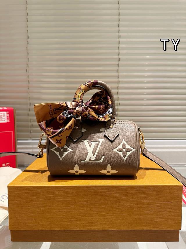 牛皮 全钢五金 Lv Speedy 16Cm枕头包 无论版型 内里和专柜毫无差别 真正原版复刻 内里可拆卸 火遍全球的爆款机场大包 机车女神包 明星同款 贵气而