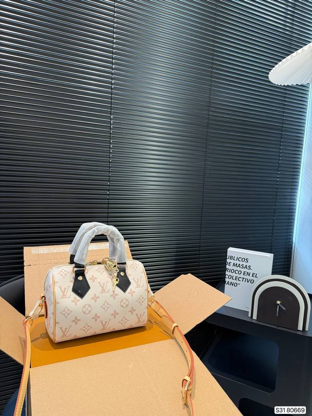 配飞机盒折叠盒子 Lv Speedy20沙丘色 这颜值也太高了吧 沙丘Speedy20的配色真的好温柔好舒服呀，这个大小日常出街贼合适，拍照太出片了，比经典配色