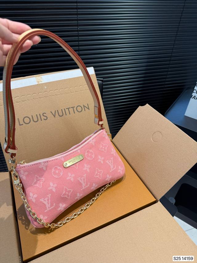 配飞机盒折叠盒子 Lv牛仔新款 Liv Pochette双拉链Lv 是真好搭配，上身更是美滋滋 2条肩带 能搭配出3种感觉腋下、手拿、斜跨肿么摆弄它都能出片，休