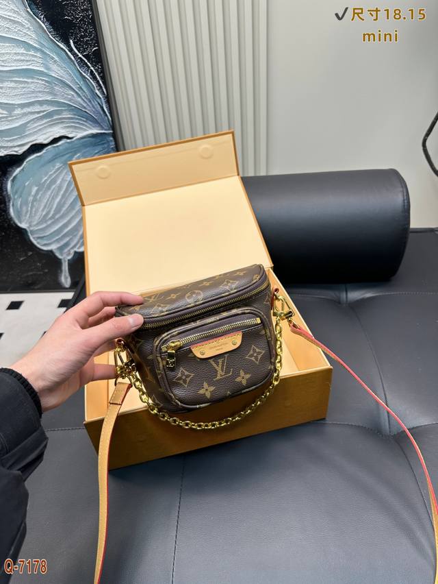 配折叠盒 Lv路易威登老花新款腰包 拿到手随手拍一下！算是Iv新款里百搭又实用的好看小包了 却不算是小费包！容量很可以又能装手 机和零碎！又有多种背法！又好搭配