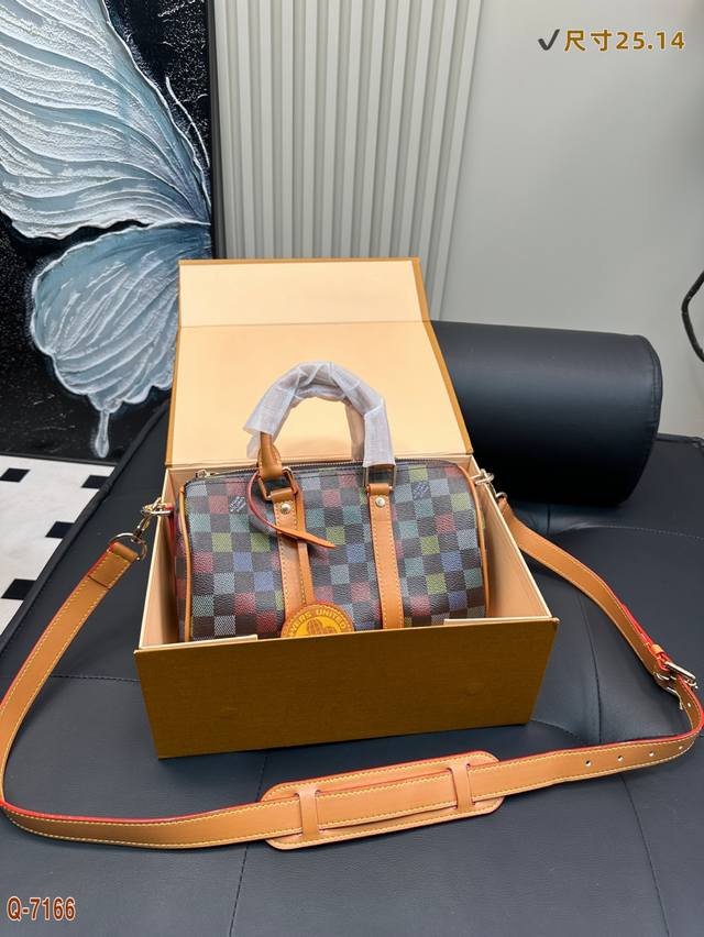 配折叠盒 Lv 路易威登 限量彩色棋盘格调性相对复古浓郁 Keepall 25 手提包 单肩斜挎包 ! 尺寸25.14 配折叠盒 Lv 路易威登 限量彩色棋盘格调性相对复古浓郁 Keepall 25 手提包 单肩斜挎包 ! 尺寸25.14