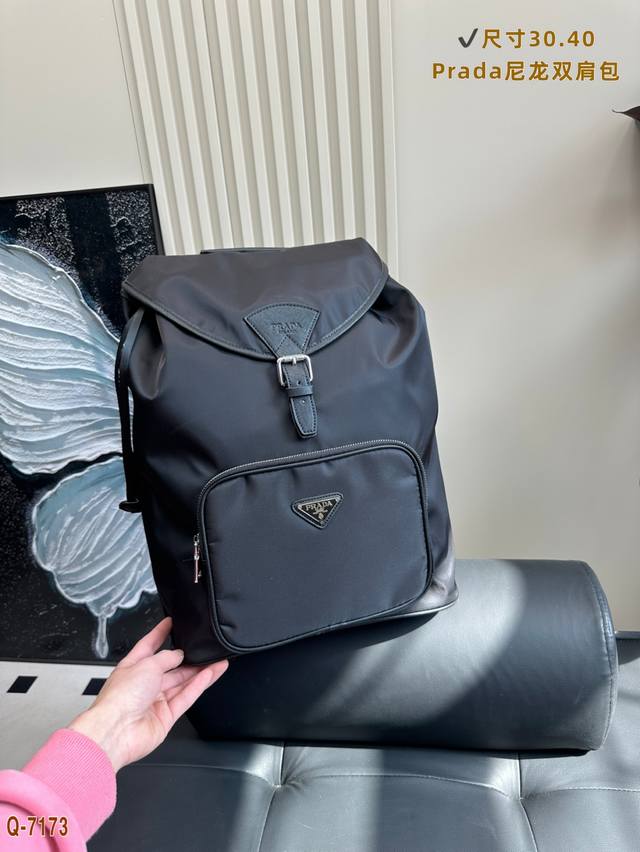 普拉达Prada尼龙双肩包 满足日常所需,解放双手 款式百搭 有非常能装低调简单包身不易变形,自重轻! 尺寸30.40 普拉达Prada尼龙双肩包 满足日常所需,解放双手 款式百搭 有非常能装低调简单包身不易变形,自重轻! 尺寸30.40
