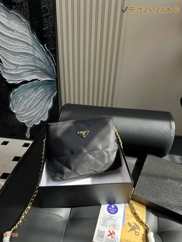 配礼盒 普拉达Prada朱珠同款链条包！极简又高级的链条包被明星朱珠一背就火了！火的原因无非就是黑金高级、尼龙轻便、设计极简风格、实用耐用又好打理、又能装东西！