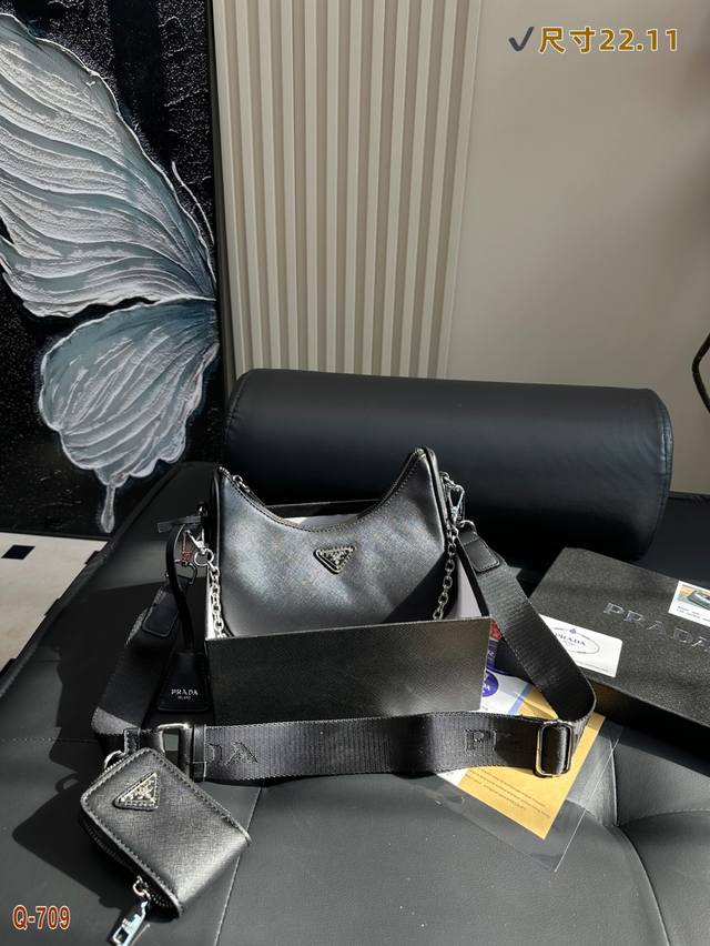 配折叠盒 普拉达Prada Hobo三合一 种草 Prada三合一很久很久啦！ 终于入手了，质量超好，性价比超高！ 这个包包真的相比中古 Hobo 包简直不要太