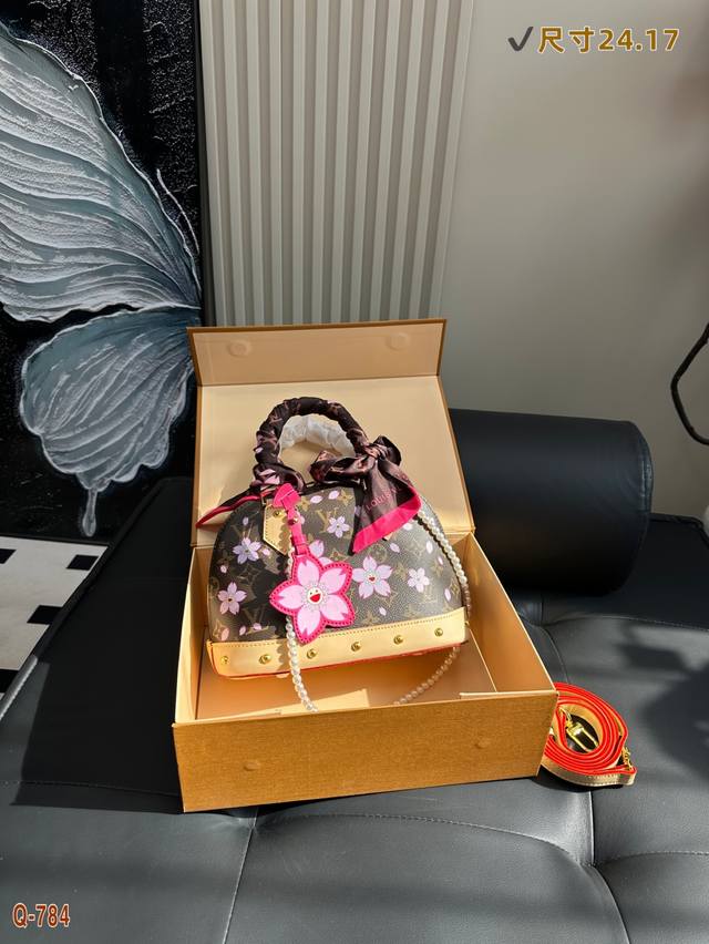 配折叠盒 Size: 24.17Cm Lv 村上隆樱花限定老花贝壳包包！深沉！有味道！ 这款百搭的经典手袋依然很受现代的青睐！