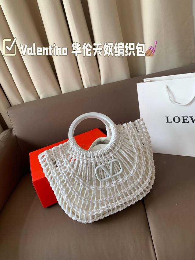 Valentino 华伦天奴编织包24春夏浓浓的度假风，却也适合日常觉得这样的包包得有一个，毕竟，海浪、沙滩，没人想拒绝# 尺寸：28*19