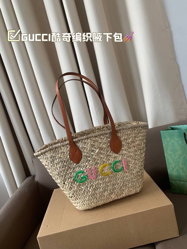 配盒子 Gucci酷奇编织腋下包，简单搭配的包袋，非常大气。搭配衣服也是毫无难度。尺寸：24*26