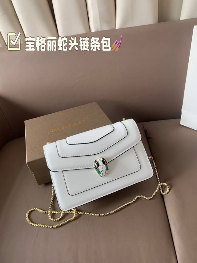 配盒子 宝格丽蛇头包也从未停下脚步，最近几年不断创新，推出了各种各样的新颜色、新款式。不得不说能在千变万化的包包世界中，占领着属于自己的一席之地，充满了贵气和精