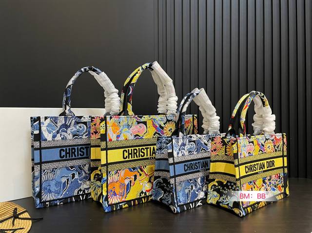 小号 大号 配折叠礼盒 迪奥 托特包 系列. 这款 Dior Book Tote 手袋由 Dior女装创意总监玛 丽亚 嘉茜娅蔻丽 Maria Grazia C