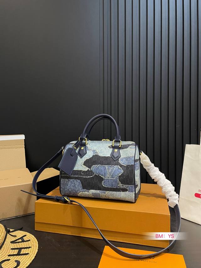 配折叠礼盒 Lv牛仔枕头包 出货啦 手提单肩斜挎款式 宝宝们抓紧来订哈 版型经典不过时 一直深受洋气美妞们喜欢！尺寸：25 18