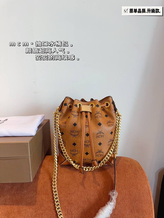 配礼盒 Mcm 抽口水桶包新品 内容超大 物超所值。超千皮系列单肩 斜挎包原单货 高品质 特别实用的一款原版五金Logo 对版内里 尺寸：17*10*20Cm