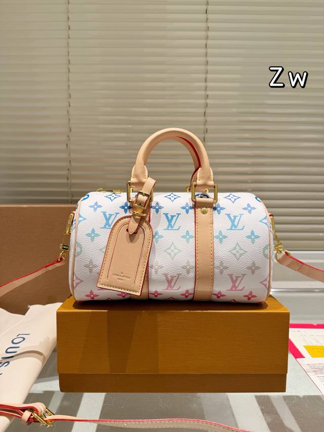 牛皮版本 Lv 新款系列 枕头包 手袋,全网首发 Lv Speedy Nano 枕头包这款Retiro 手袋以标志性 经典永恒。优雅低调的外形设计和宽敞的包身更