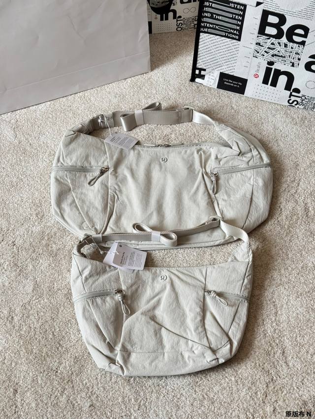 原版布 Lululemon Slouchy 斜挎包 Lululemon Slouchy 斜挎包 大号尺寸:35 25Cm 小号尺寸:30 17Cm 大小两个型号 原版布 Lululemon Slouchy 斜挎包 Lululemon Slouchy 斜挎包 大号尺寸:35 25Cm 小号尺寸:30 17Cm 大小两个型号