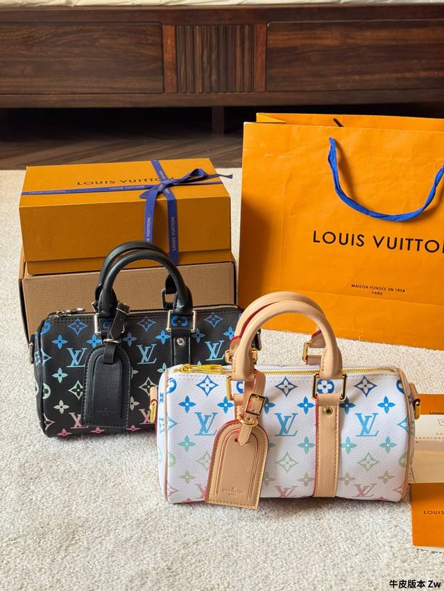 牛皮版本 Lv 花朵 新款系列 枕头包 手袋,全网首发 Lv Speedy Nano 枕头包这款Retiro 手袋以标志性 经典永恒。优雅低调的外形设计和宽敞的