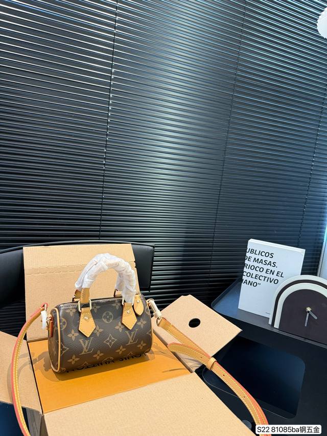 配飞机盒折叠盒子 全钢五金 支持芯片验证 Lv 迷你Speedy枕头包 火遍全球的爆款机场大包 机车女神包 明星同款 贵气而充满活力的品牌设计风格 细致而不粗糙