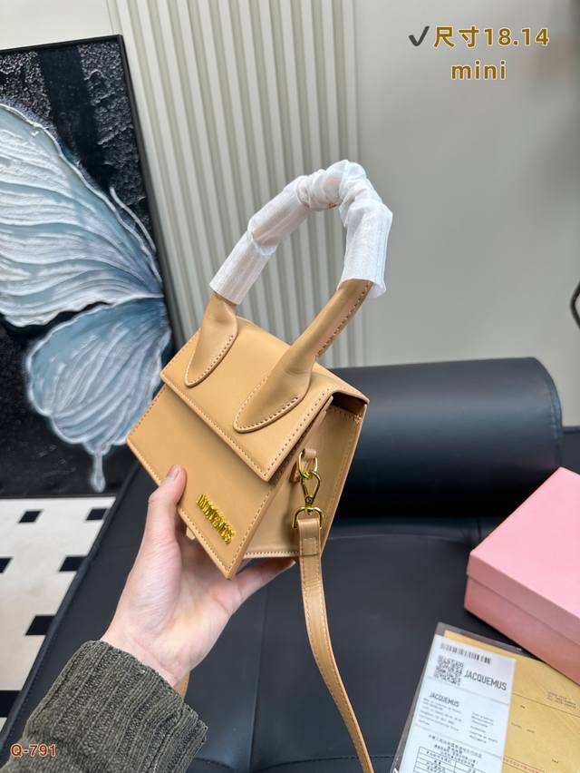 配礼盒 Jacquemus 复古手提包 春天的颜色，种草这款包已经很久了，新出的牛皮材质超Nice~法国设计师同名品牌 -Jacquemus；今年最火的包包之一