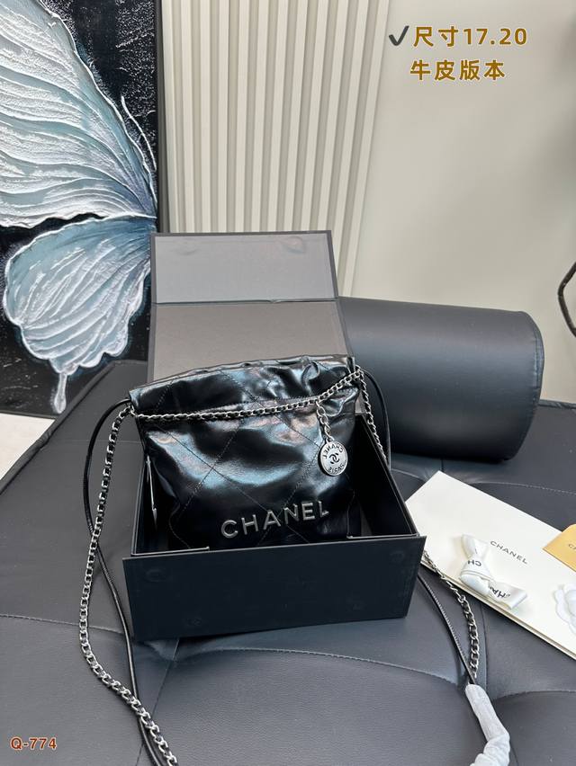 配折叠盒 香奈儿Chanel链条垃圾袋妥妥的王炸 牛皮版本 不入都感觉错过了全世界上身小巧可爱到爆 珍珠的细节真的戳到我～ 新 25S春夏系列走秀手袋季C位选手