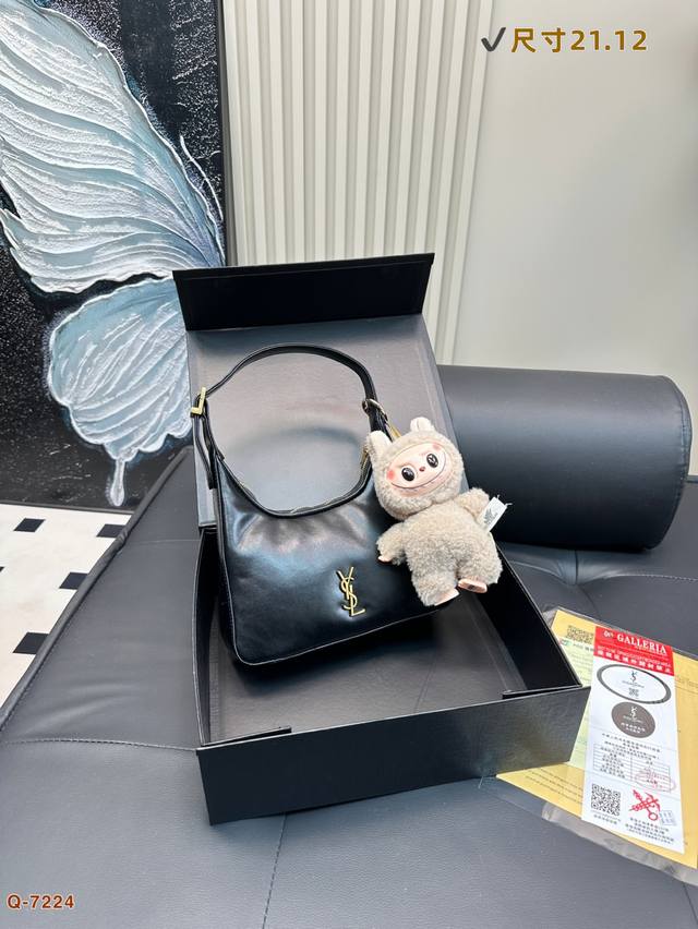 配折叠盒 配配玩偶挂件，Ysl圣罗兰新款 Calypso腋下包自重轻，内容量超可 满足日常皮质细腻柔软，包身轻便~ 低调高级同时又不缺松弛随性感打造不同穿衣搭配