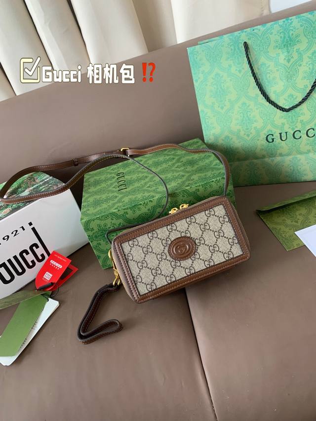 Gucci Ophidia 相机包 配原版乌木色二层牛皮～这个款复古韵味特别浓，对版五金 原版内里！上身效果也超赞，主要以精致特别的五金来提升整体质感。Size