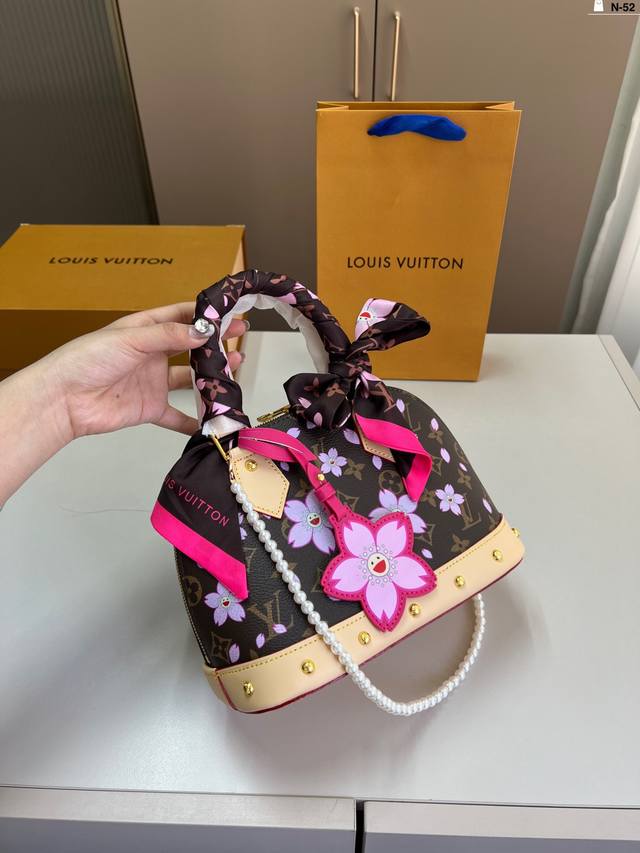 Lv新款贝壳包 很高级 可盐可甜 极致美感 绝美女孩就是你 N-52尺寸24×17折叠盒