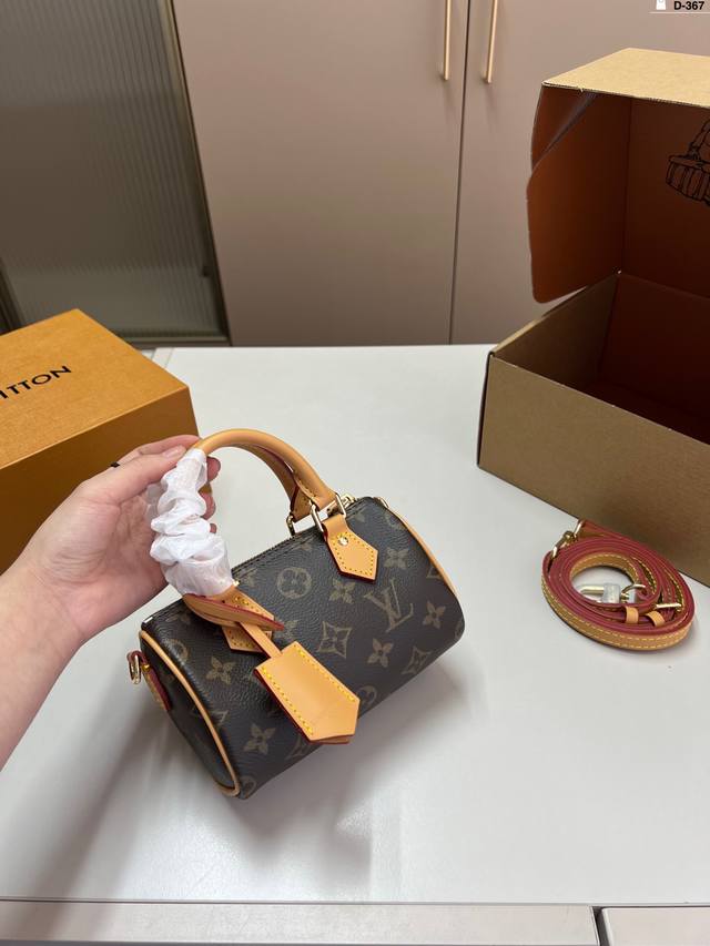 Lv 路易斯威登枕头包 百搭时尚 颜值超高 是每个潮酷女孩必入单品 D-367尺寸16×10折叠盒飞机盒