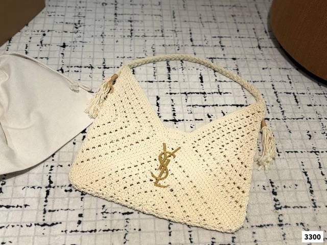 Ysl圣罗兰 拉菲草编织购物袋 夏天背的包包真的太可爱了 背上一整个慵懒风 旅行拍照真的很Nice哦 每个小仙女夏季都该有一个草编购物袋!尺寸:34 Ysl圣罗兰 拉菲草编织购物袋 夏天背的包包真的太可爱了 背上一整个慵懒风 旅行拍照真的很Nice哦 每个小仙女夏季都该有一个草编购物袋!尺寸:34