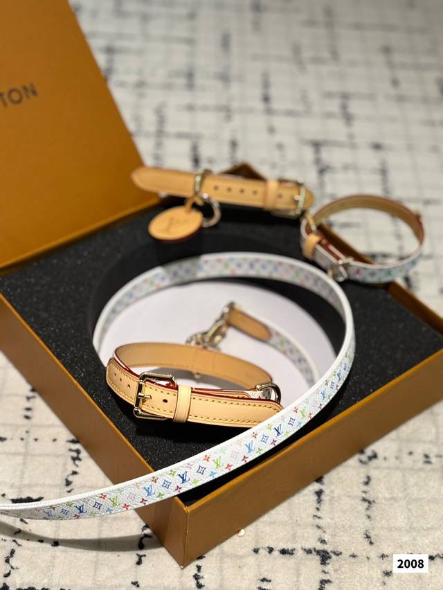 Lv路易威登宠物用品 最新款宠物用品 项圈,宠物外出包, 遛狗绳,牵引绳, 有喜欢的小伙伴可以 让狗子豪起来 套盒 Lv路易威登宠物用品 最新款宠物用品 项圈,宠物外出包, 遛狗绳,牵引绳, 有喜欢的小伙伴可以 让狗子豪起来 套盒