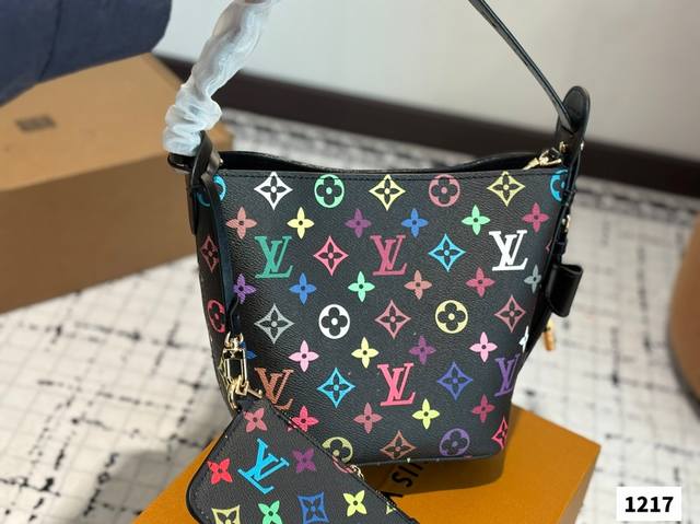 Lv All Inbb手袋为Monogram牛皮搭配亮泽金属件，以标志性挂锁和名牌彰显经典格调。可调节肩带延续品牌制箱传承，皮革肩带增添斜挎和肩背选择。可折叠设