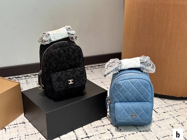 配盒 Size：13*18Cm 小香家 25C新款双肩包 这季炒鸡可爱的小双肩 ！看着很小容量还挺大背法也有很多种非常 Nice 黑色荔枝牛皮简直完美