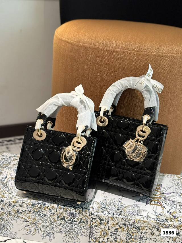 四格 三格 配折叠盒子 迪奥戴妃包 Sdior戴妃包太好看了吧！ 优雅指数拉满 搭配简洁风格的衣服整个人气质就上来了 而且容量完全可以满足日常要求 日常聚会逛街